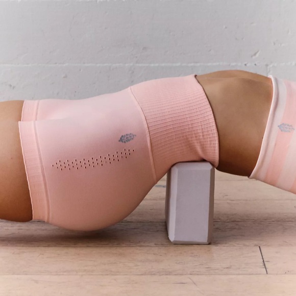 Free People Movement Good karma short 3” - hot pink - Picture 4 of 10